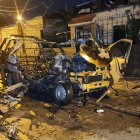 Producto de la explosión, la carrocería de la camioneta quedó destruida.