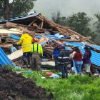 El lodo y tierra provocaron daños en tres moradas y dejaron a otras en riesgo.