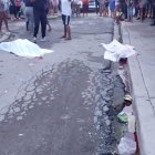 Los cuerpos de Pedro Guerrero Ulloa (izquierda) y Tulio Jefferson Corozo quedaron sobre la calzada. Fueron cubiertos con una sábana.