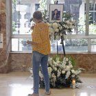 El retrato de la directiva asesinada permanece en el ‘hall’ del hospital, tras la misa.