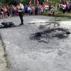 Los agentes investigan quién es la tercera persona que iba en la moto.
