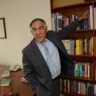 Paco Moncayo muestra sus libros de política y seguridad.