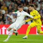 Federico Valverde y Álex Baena disputan el balón, durante el partido entre Real Madrid y Villarreal por la liga de España.