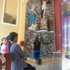 Después del inexplicable suceso del Viernes Santo, devotos se postran ante la efigie.