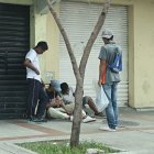 Lamentable escena. Un hombre, en plena vía pública, se droga ante la mirada de sus panas. Directo a la vena.
