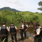 os policías llegaron al sitio para realizar las primeras investigaciones y para levantar el cuerpo. El difunto es un hombre de unos 30 años.