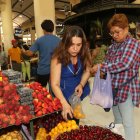 Jéssica es una de las pocas costeñas que vende frutas en el centro de abastos, la mayoría son oriundas de la Sierra.