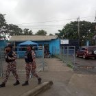 Familiares de internos permanecen en los exteriores del sitio, para intentar averiguar información de lo que ocurrió dentro.