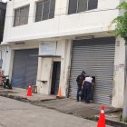 Fachada de la empresa camaronera que cerró sus puertas luego del siniestro ocurrido. No hubo declaraciones de sus representantes.