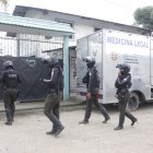 El cuerpo de la menor de edad fue hallado en el patio frontal de este inmueble. Policía llegó al lugar.