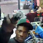 Un supuesto vacunador hace bromas con la cámara de seguridad del local de una de sus víctimas.