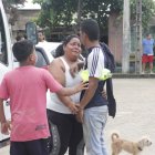 Familiares de la menor de edad llegaron al lugar de la tragedia. Lloraban desconsolados.