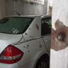 Las rejas de la puerta y la parte trasera de un vehículo quedaron con orificios de proyectiles.