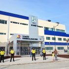 Agentes de policía en el exterior de la dependencia, cuando se reporta una alerta.