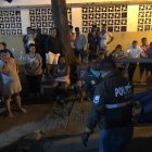 La policía levantó el cuerpo de la víctima y arrestó al sospechoso.