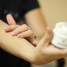 Procure hidratarse la zona que presenta afección en la piel.