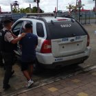 Uniformados aprehendieron a un joven que portaba dos revólveres calibre 38.