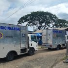 Dos unidades móviles de Medicina Legal se mantienen en el establecimiento.