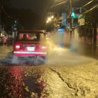 Varias calles del norte de Guayaquil se inundaron debido a la lluvia.