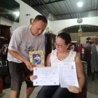 Los padres de Steven muestran los diplomas de su hijo, quien era muy buen estudiante y tenía aspiraciones universitarias.