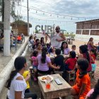 Muchas familias disfrutaron del momento ameno que les llevó Santa Harold Claus.