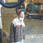 Los ladrones huyeron del lugar.