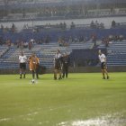 La cancha del estadio Capwell fue afectada por la lluvia.