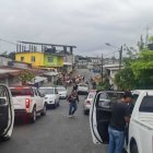 La Policía acordonó el área donde sujetos llegaron a una peluquería y repartieron bala desde afuera.