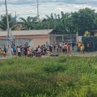 Vecinos alertaron a familiares de la fémina que llegaron a los pocos minutos y con lamentos y llanto complementaron el escenario del crimen.