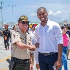 Buitrón junto al gobernador Erazo.