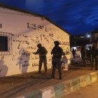 En las redadas contra las bandas, agentes de las Fuerzas Armadas han borrado unos  dibujos representativos en supuestas zonas.