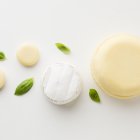 Una barra de champú de 100 gramos rinde por lo menos 80 lavadas, un equivalente a 3 frascos de los convencionales.