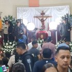 La noche del martes, antes de llevarlo a Santo Domingo para sepultarlo, le realizaron  homenaje.