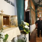El sacerdote César Chiriboga mostró la urna de donde sacaron el Santísimo y las hostias.