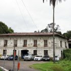 Se ubica a un costado del río Machángara, cerca de La Recoleta, en el centro de quito