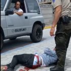 El tipo recibió el impacto de bala luego de que disparó a policías.