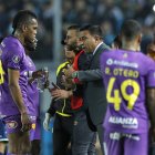 El director técnico de Aucas César Farías (c) habla con los jugadores de Aucas en un partido de la fase de grupos de la Copa Libertadores entre Racing y Aucas en el estadio Presidente Perón.