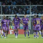 Los jugadores del Aucas salieron tristes tras caer en los últimos minutos ante Racing en juego de la Copa Libertadores.