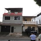 En esta casa de tres  pisos la madrugada de ayer se hallaron los  paquetes con el alucinógeno.