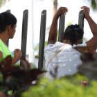 Familiares del menor lloraban su deceso afuera de la morgue porteña.