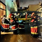 Personal especializado del Cuerpo de Bomberos trabaja en el sitio del suceso.