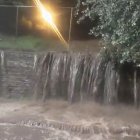 La Agencia Metropolitana de Tránsito mostró en sus redes sociales una especie de cascada formada en el sitio.