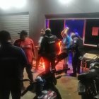 Agentes de la policía realizaron un operativo para ubicar a los atacantes.