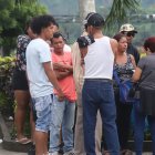 Familiares de Jackson Saltos llegaron a la morgue para retirar su cadáver.