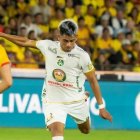 El atacante argentino Enzo Fernández (d) habría sido separado de Mushuc Runa, por indisciplina.