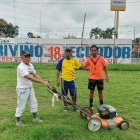 Polanco sido jugador, árbitro, dirigente. Se encarga desde cortar el césped hasta hacer los cambios en la liga Félix calle, al sur de Guayaquil.