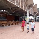 Una familia acorta camino para llegar a la 9 de Octubre, desde la calle Aguirre. Pasa por los locales cerrados.