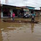 En el centro de la parroquia Junquillal de Salitre se anda en canoas. De esta forma los habitantes tratan de resistir al invierno.
