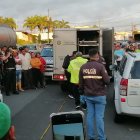 El cuerpo del policía fue trasladado hasta la morgue por personal de Medicina Legal.