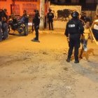 Agentes acudieron hasta la vivienda a la que fue llevado uno de los baleados.